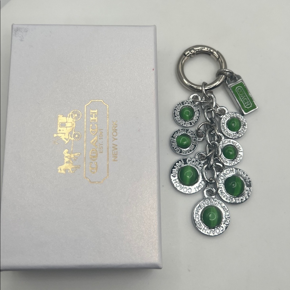 036.Silver and Green Keychain. Box included. - Picture 3 of 3